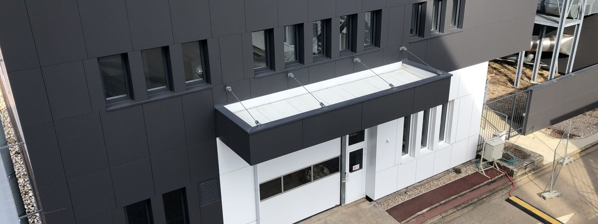 IMG_1351 2000X750 | DEOBAT Professionnels Comment nettoyer et entretenir le bardage d’un bâtiment industriel ? La Broque